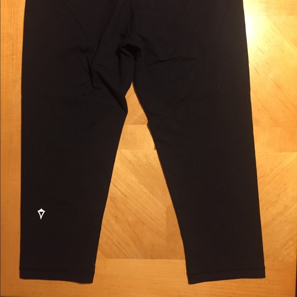 ⚡️SALE⚡️Reversible Ivivva Cropped Leggings - Picture 2 of 8